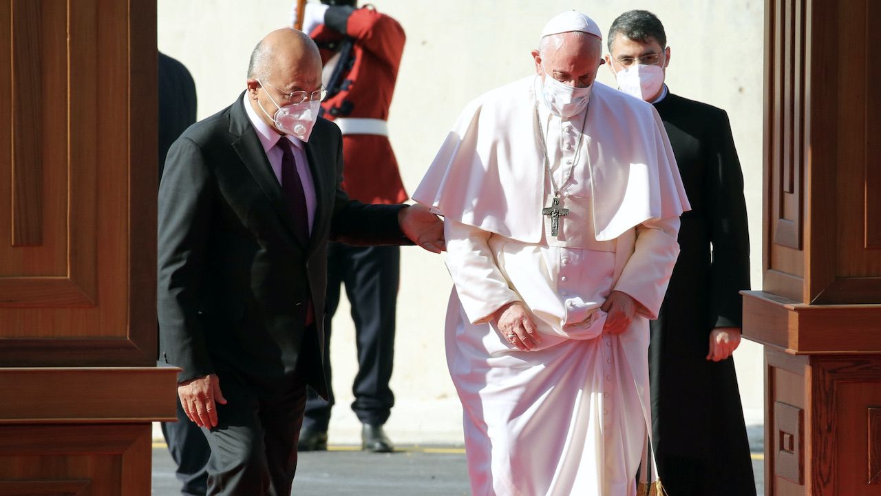 Papież Franciszek wylądował na lotnisku w Bagdadzie, stolicy Iraku (fot. PAP/EPA/AHMED JALIL) Papież Franciszek wylądował na lotnisku w Bagdadzie, stolicy Iraku (fot. PAP/EPA/AHMED JALIL)