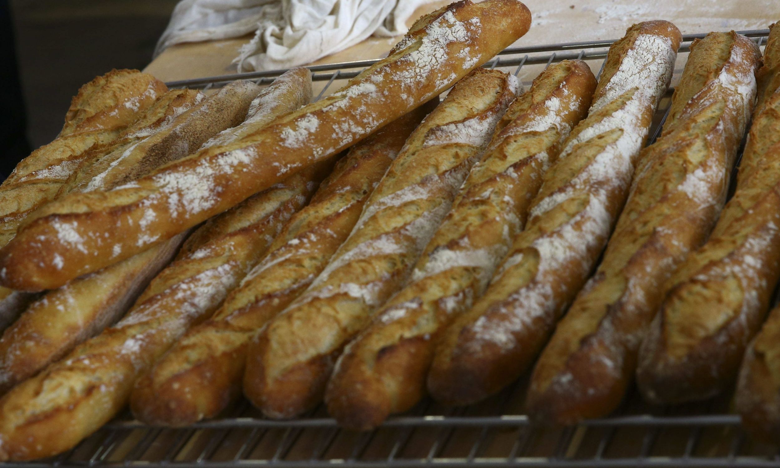Bagietki, najpopularniejsze pieczywo z Francji na festiwalu chleba w Parvis Notre Dame. Fot. Gwendoline Le Goff/PAP/Panoramic