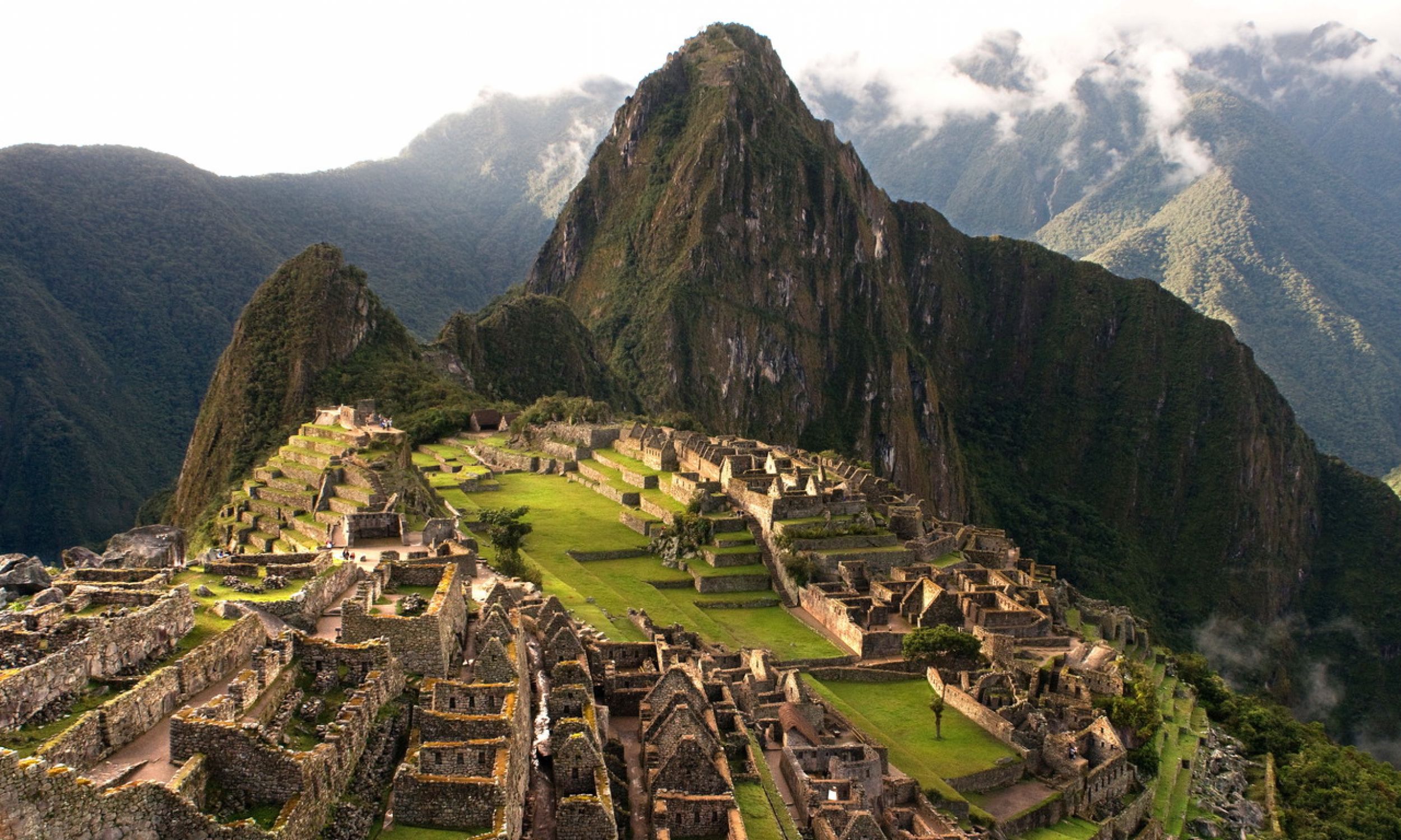 Widok na krajobraz Machu Picchu, miasto położone na wysokości 2 430 m n.p.m. w Andach we współczesnym Peru, na północny zachód od Cuzco. Okolica pokryta jest gęstym buszem. Był to prawdopodobnie najbardziej zdumiewający twór urbanistyczny Imperium Inków. Fot. PAP/Photoshot