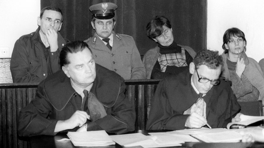 Warszawa, luty 1983 roku. Proces założycieli Radia „Solidarność” w Sądzie Warszawskiego Okręgu Wojskowego. Na zdjęciu na ławie oskarżonych: pierwszy od lewej Zbigniew Romaszewski, druga od prawej Zofia Romaszewska, obok niej Danuta Jadczak. Obrońcy: mecenas Jan Olszewski i mec. Jacek Taylor (po prawej). Fot. PAP/Grzegorz Roginski
