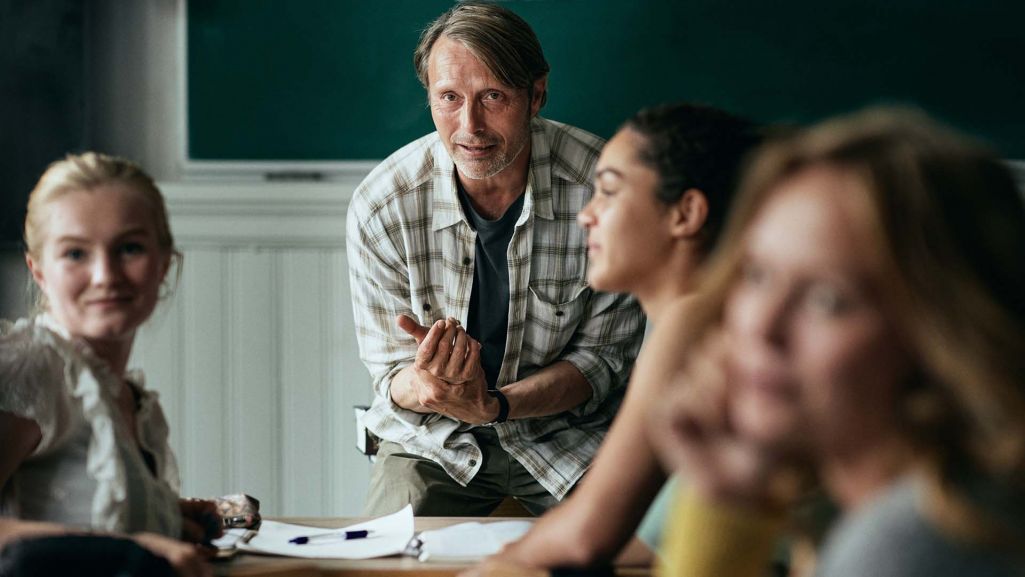 Eksperyment poprawia relacje Martina z uczniami, ale z czasem staje się dla niego niebezpieczny. Fot. Materiały prasowe Best Film
