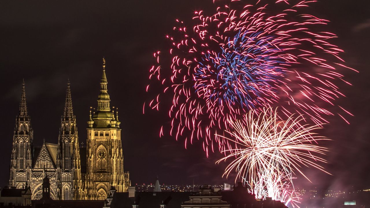 Na zakończenie pokazu przemówił prezydent Pragi Zdeniek Hrzib, który m.in. oświadczył, ze Praga jest jednym z najpiękniejszych historycznych miast świata (fot. PAP/EPA/MARTIN DIVISEK) Na zakończenie pokazu przemówił prezydent Pragi Zdeniek Hrzib, który m.in. oświadczył, ze Praga jest jednym z najpiękniejszych historycznych miast świata (fot. PAP/EPA/MARTIN DIVISEK)