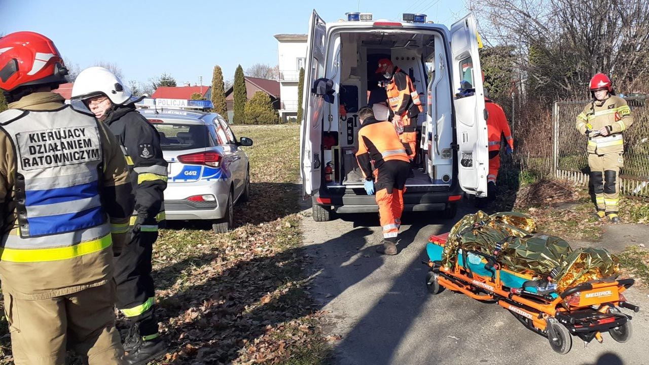 Wycieńczona 82-latka trafiła do szpitala w Dąbrowie Tarnowskiej (fot. Policja)