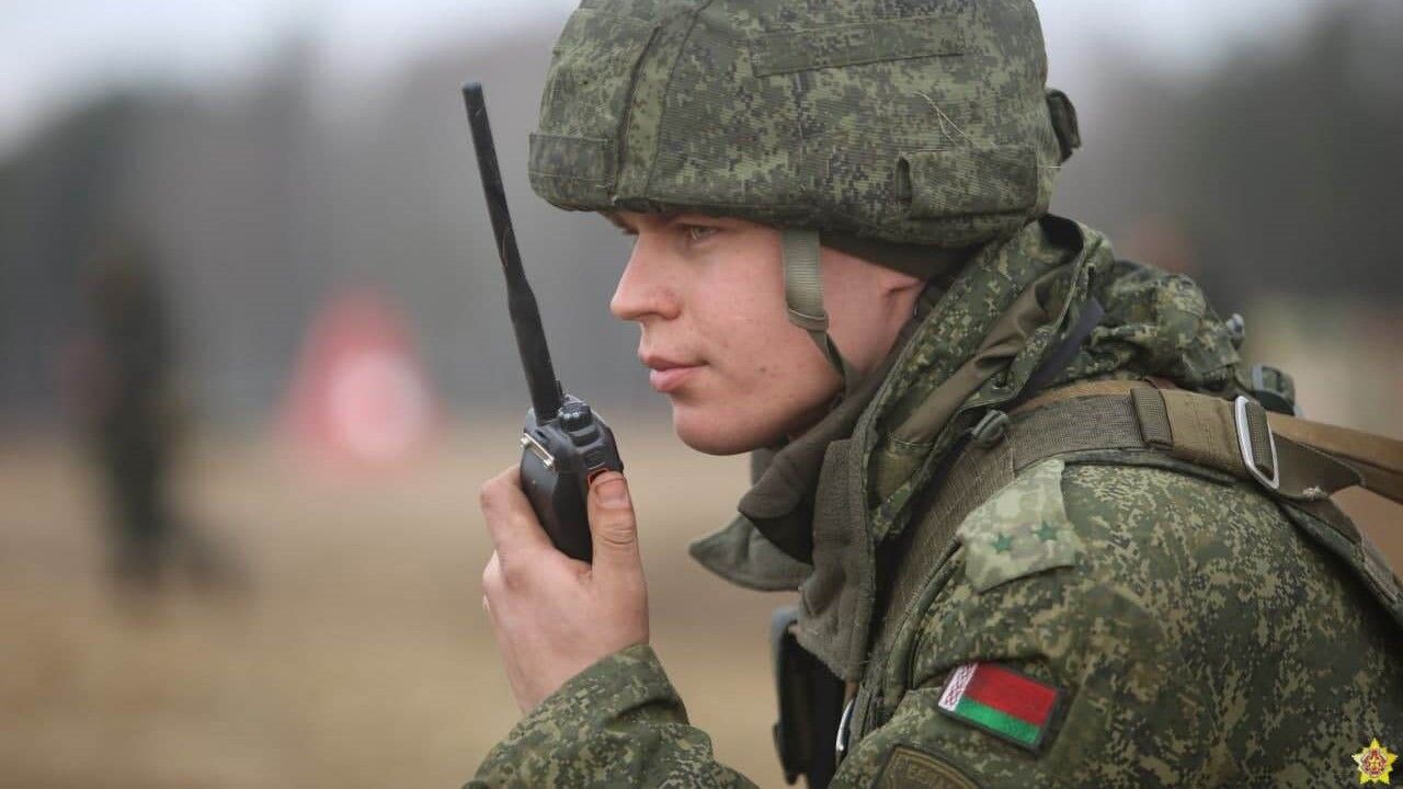 Białoruski żołnierz w trakcie białorusko-rosyjskich manewrów (fot. BELARUS DEFENSE MINISTRY/Anadolu Agency via Getty Images)