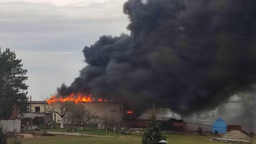 Duży pożar warsztatu  (fot. Joanna Winiarz)