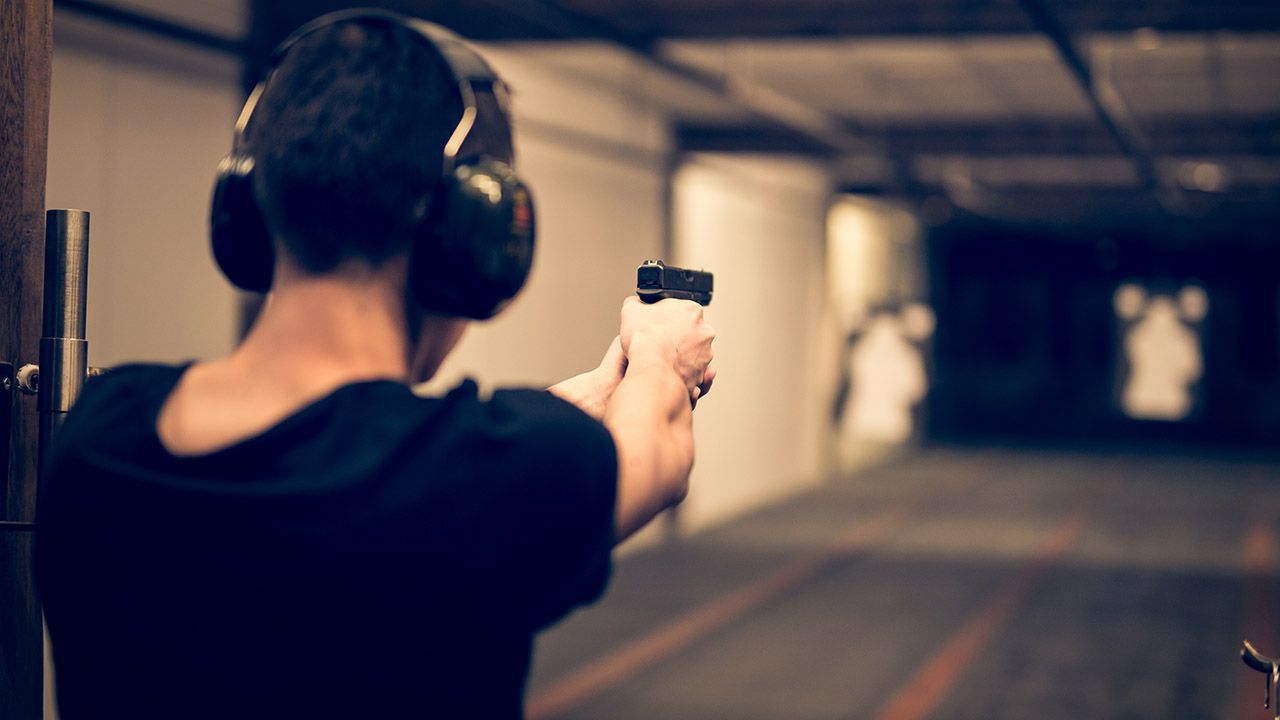 Jeden pocisk ranił dwie osoby (fot. Shutterstock/guteksk7) Jeden pocisk ranił dwie osoby (fot. Shutterstock/guteksk7)