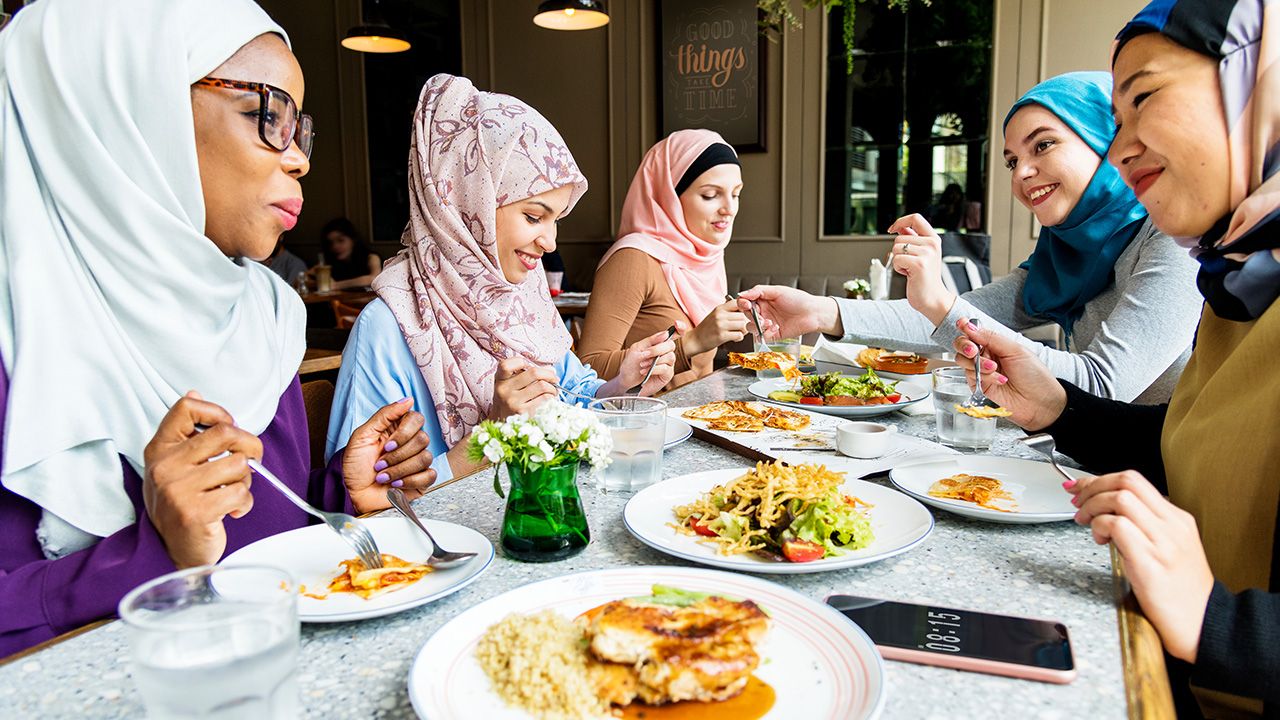 W Arabii Saudyjskiej kobiety już mogą jeść w restauracjach razem z mężczyznami. (fot. Shutterstock/Rawpixel.com)