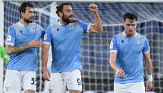 Piłkarze Lazio celebrujący gola na 2:1 (fot. PAP/EPA)