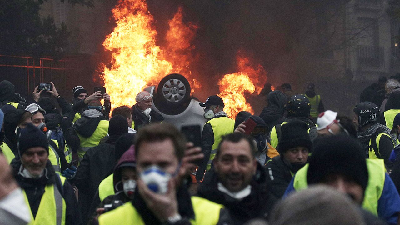 Od 17 listopada trwają protesty ruchu „żółtych kamizelek”, który sprzeciwia się m.in. podwyżkom akcyzy na paliwo i ciągle wzrastającym kosztom utrzymania (fot. PAP/EPA/YOAN VALAT) Od 17 listopada trwają protesty ruchu „żółtych kamizelek”, który sprzeciwia się m.in. podwyżkom akcyzy na paliwo i ciągle wzrastającym kosztom utrzymania (fot. PAP/EPA/YOAN VALAT)