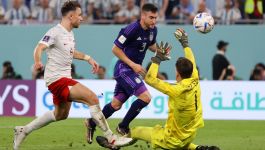 Nicolas Tagliafico w meczu reprezentacji Polski z Argentyną. Obok niego Matty Cash oraz interweniujący Wojciech Szczęsny (fot. Getty)