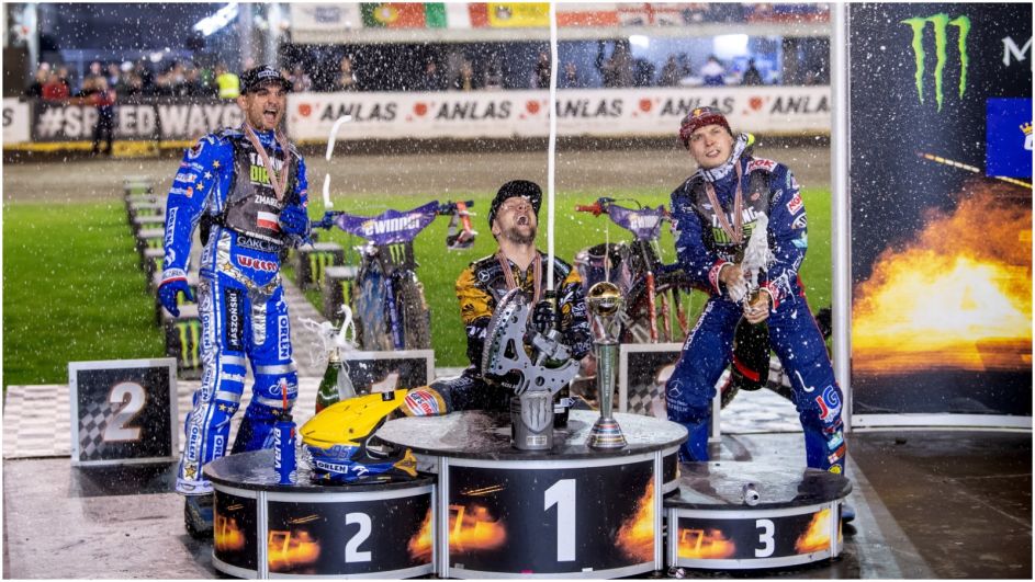 Oto najlepsza trójka GP 2021. Od lewej: Bartosz Zmarzlik, Artiom Łaguta, Emil Sajfutdinow (fot. PAP) Oto najlepsza trójka GP 2021. Od lewej: Bartosz Zmarzlik, Artiom Łaguta, Emil Sajfutdinow (fot. PAP)