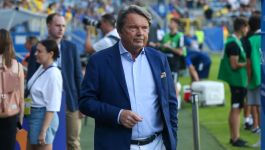 Zbigniew Jakubas (fot. PAP/Wojciech Szubartowski) Zbigniew Jakubas, właściciel Motoru Lublin, spaceruje wzdłuż linii bocznej stadionu w eleganckim granatowym blezerze i białych spodniach, emanując spokojem i determinacją. Jego obecność na tle medialnego zgiełku i pracowników technicznych podkreśla wagę sytuacji – to nie tylko kolejny mecz, lecz moment, który wywołał kontrowersje i skłonił klub do oficjalnych działań wobec Kolegium Sędziów PZPN. W tle widać trybuny pełne kibiców, co dodaje zdjęciu atmosfery napięcia i zaangażowania (fot. PAP)