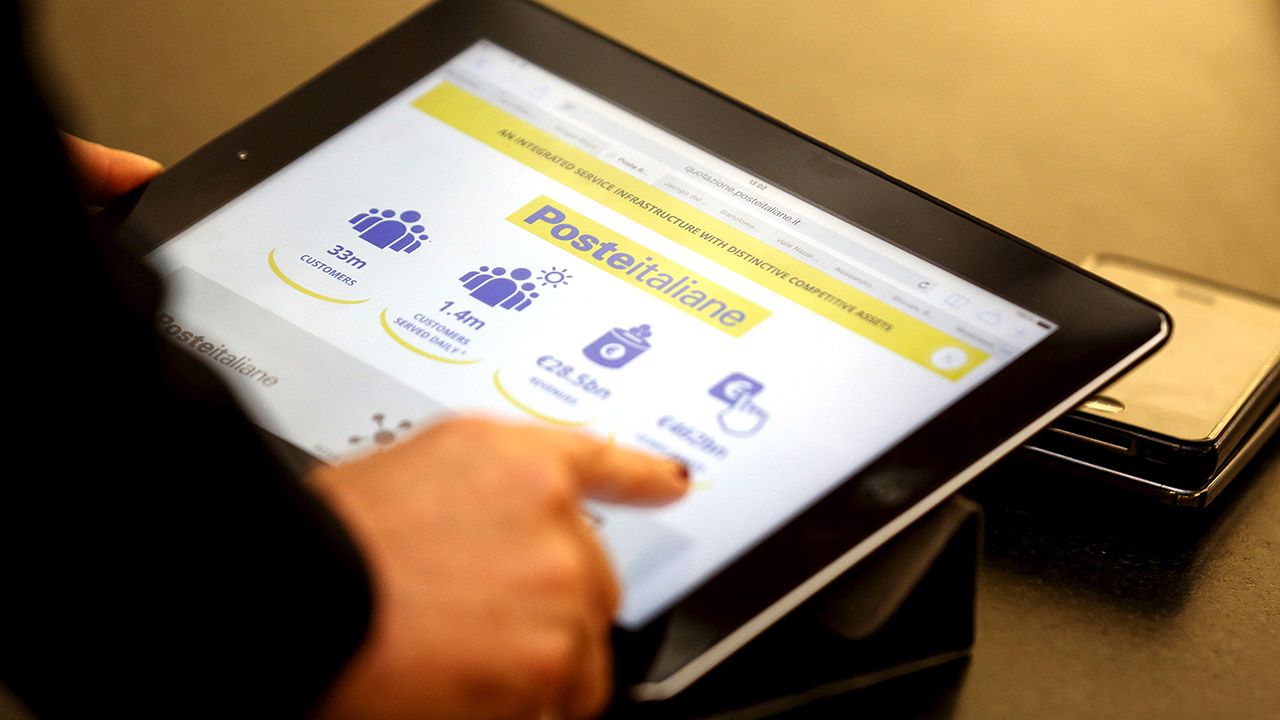 Dochód obywatelski przeznaczony jest dla osób i całych rodzin o najniższych dochodach, także ludzi bezrobotnych (fot. REUTERS/Stefano Rellandini) Dochód obywatelski przeznaczony jest dla osób i całych rodzin o najniższych dochodach, także ludzi bezrobotnych (fot. REUTERS/Stefano Rellandini)