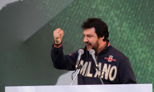 Matteo Salioni, jeszcze jako europarlmentarzysta, podczas mityngu Ligi Północnej w Bergami w kwietniu 2013 roku. Fot. Fot. Pier Marco Tacca/Getty Images