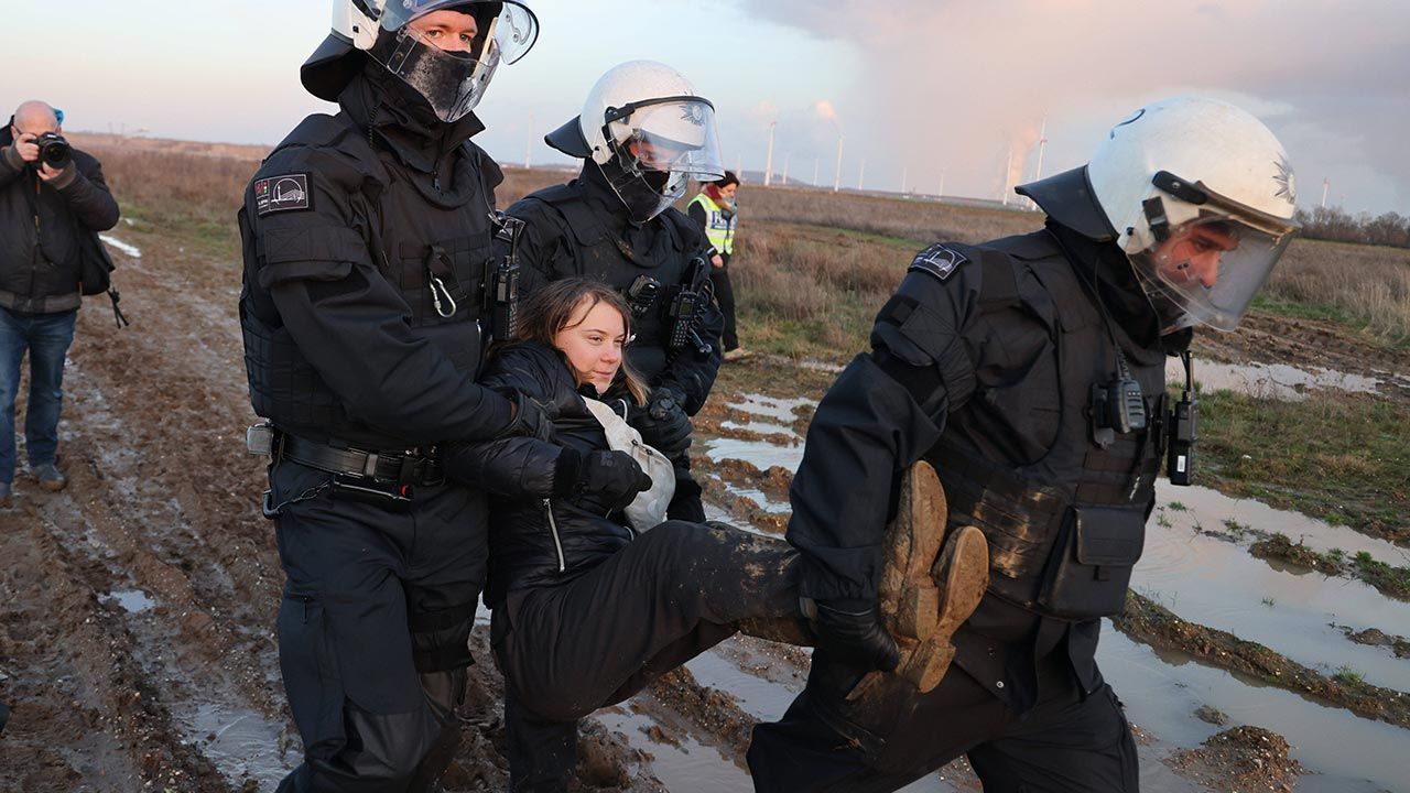 Rzecznik policji obiecał, że aktywiści nie będą zbyt długo przetrzymywani (fot. Federico Gambarini/dpa/pap)