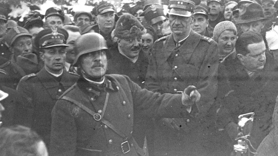Powitanie węgierskich oddziałów wojskowych na granicy polsko-węgierskiej po zajęciu przez Węgry Rusi Zakarpackiej, marzec 1938. Widoczny m.in. podpułkownik Władysław Ziętkiewicz z prawej, w mundurze). Fot. NAC/IKC