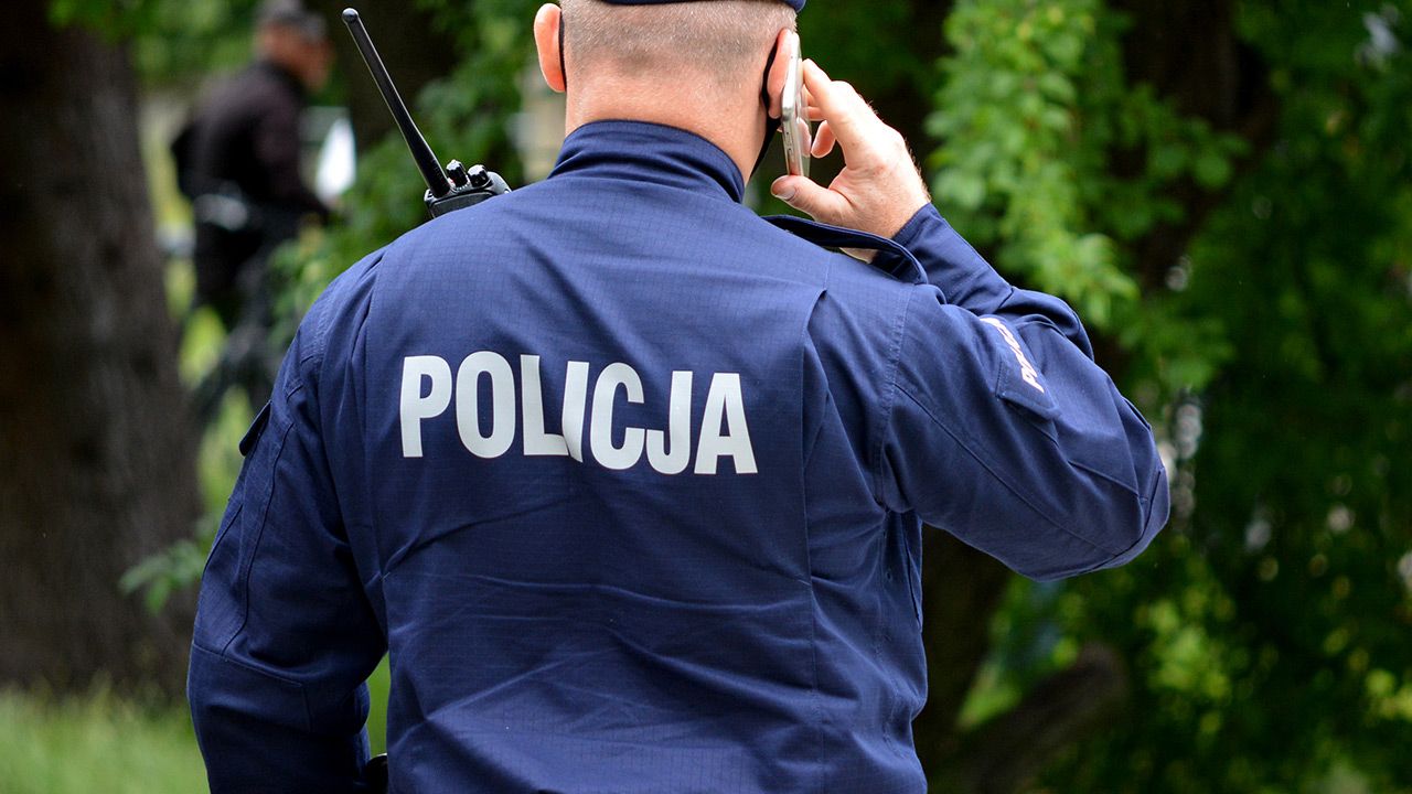 Zwłoki znalezione zostały w miejscowości Psary przy drodze krajowej nr 60 (fot. Shutterstock) Zwłoki znalezione zostały w miejscowości Psary przy drodze krajowej nr 60 (fot. Shutterstock)