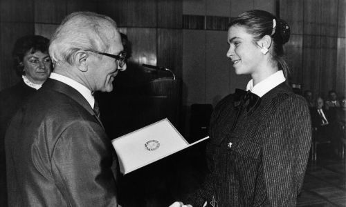 Jako świetna łyżwiarka figurowa i wzór wschodnioniemieckiej młodzieży Katarina Witt gościła w październiku 1986 roku u przywódcy NRD Ericha Honeckera. Fot. ADN-Bildarchiv/ullstein bild via Getty Images