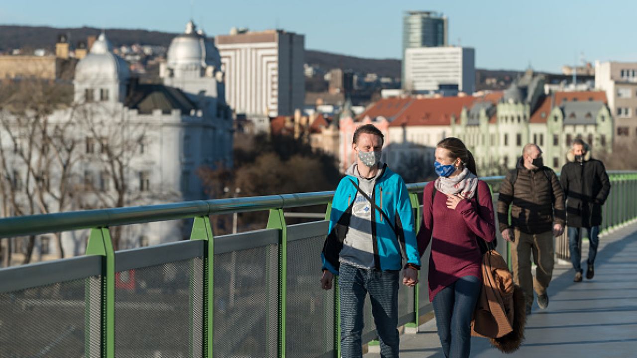 Walka z pandemią nie jest jeszcze wygrana (fot. Getty Images) Walka z pandemią nie jest jeszcze wygrana (fot. Getty Images)