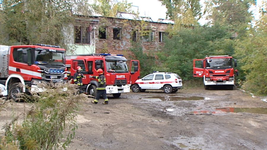 W centrum Częstochowy doszło do rozszczelnienia beczek z odpadami chemicznymi. Fot. TVP3 Katowice