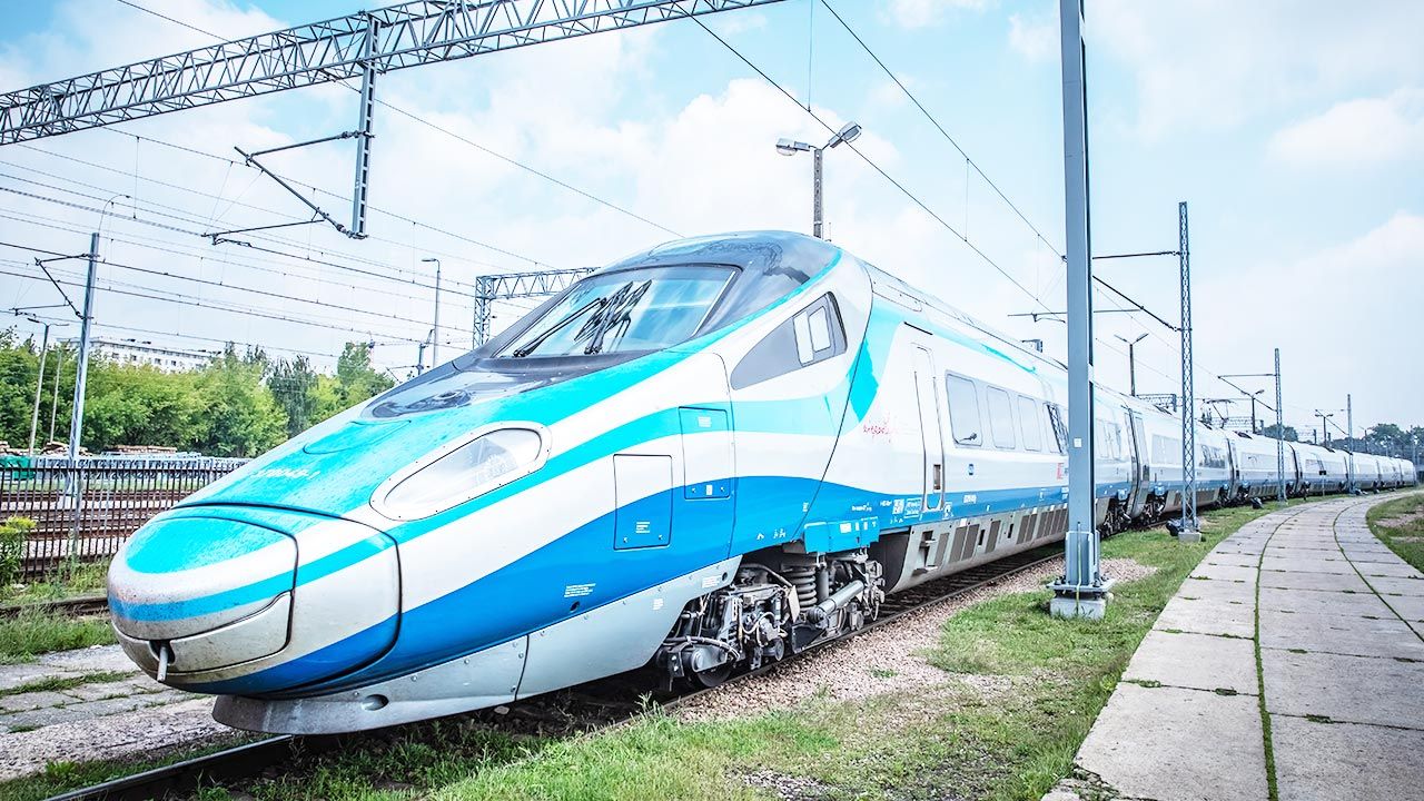 Przez Gdańsk pociągi jeżdżą po jednym torze (fot. Shutterstock)