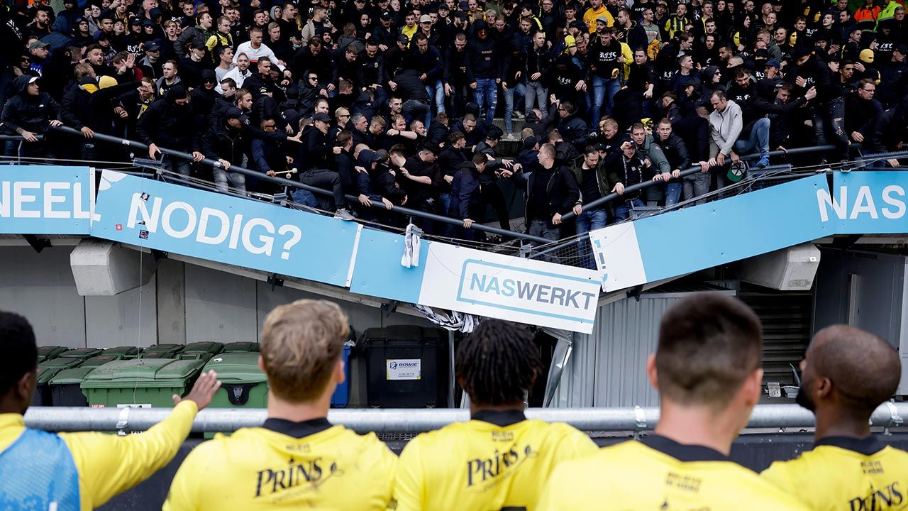 Kibice skakali z radości po zwycięstwie Vitesse. Trybuna nie wytrzymała (fot. Laurens Lindhout/Soccrates/Getty Images) Kibice skakali z radości po zwycięstwie Vitesse. Trybuna nie wytrzymała (fot. Laurens Lindhout/Soccrates/Getty Images)