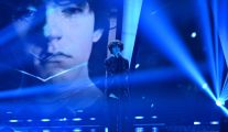 Mateusz Pierożek zaśpiewał piosenkę „Say Something” duetu A Great Big World. Ubrany jest w eleganckie spodnie, dżinsy i czarny sweter z dziurami.