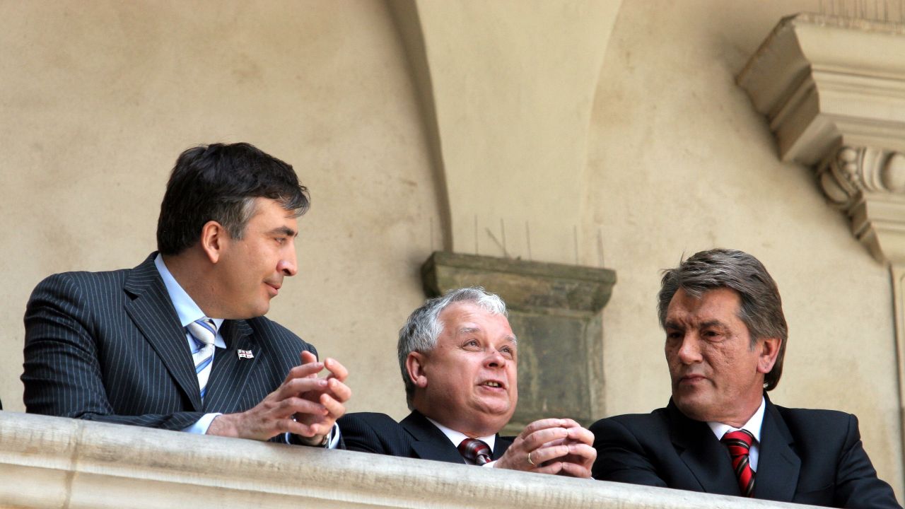 Prezydenci Polski Lech Kaczyński, Ukrainy Wiktor Juszczenko i Gruzji Micheil Saakaszwili podczas szczytu energetycznego w Krakowie, zorganizowanego przez prezydenta Kaczyńskiego (fot. PAP/PIOTR POLAK)