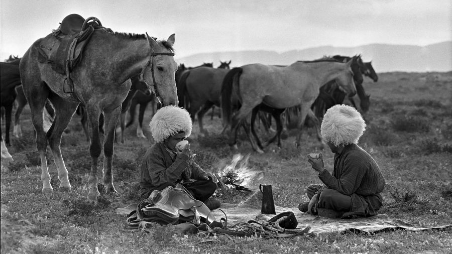 Turkmenia, radziecka republika w latach 50. XX wieku. Hodowcy koni piją tradycyjną herbatę. Fot. Mark Redkin / FotoSoyuz / Getty Images