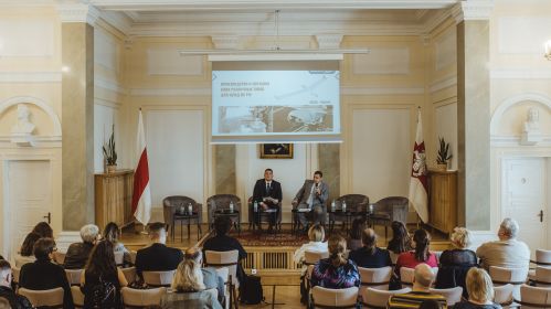 Прадстаўнікі арганізацыі BELPOL Уладзімір Жыгар і Мацвей Купрэйчык прэзентуюць даклад аб удзеле рэжыму Лукашэнкі ў вайне супраць Украіны ў рамках IV Канферэнцыі беларусаў і беларусак свету