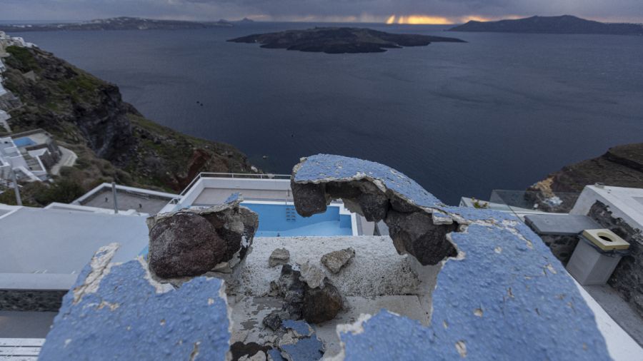 Wybrzeże greckiej wyspy Santorini (fot. Nikos Oikonomou/Anadolu via Getty Images)