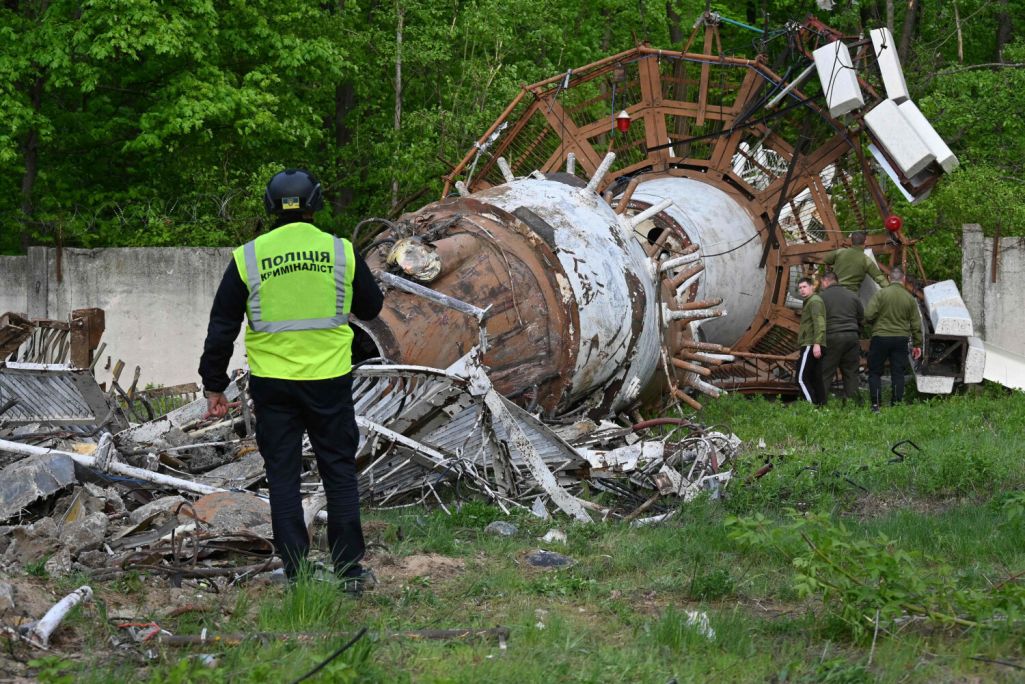 Следчы ўкраінскай паліцыі аглядае абломкі Харкаўскай тэлевежы пасля расейскага ўдары па вежы на ўскраіне Харкаву, Украіна. 22 красавіка 2024 года. (Фота: Sergey Bobok / AFP / East News)