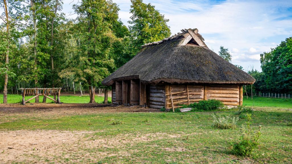 W muzeum w Biskupinie można zobaczyć rekonstrukcje chat sprzed setek, a nawet tysięcy lat. Fot. marketa1982/Shutterstock