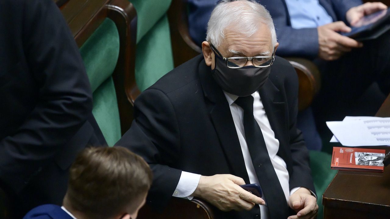 Partia Jarosława Kaczyńskiego liderem sondażu (fot. arch.PAP/Marcin Obara) Partia Jarosława Kaczyńskiego liderem sondażu (fot. arch.PAP/Marcin Obara)