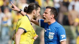 Erik Lambrechts ukarał Burgessa Christiana z drużyny Royale Union Saint-Gilloise żółtą kartką i swoją pewność co do słuszności tej decyzji okazał nad wyraz stanowczo. (zdjęcie: Getty Images) Erik Lambrechts ukarał Burgessa Christiana z drużyny Royale Union Saint-Gilloise żółtą kartką i swoją pewność co do słuszności tej decyzji okazał nadwyraz stanowczo. (zdjęcie: Getty Images)