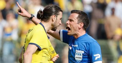 Erik Lambrechts ukarał Burgessa Christiana z drużyny Royale Union Saint-Gilloise żółtą kartką i swoją pewność co do słuszności tej decyzji okazał nad wyraz stanowczo. (zdjęcie: Getty Images) Erik Lambrechts ukarał Burgessa Christiana z drużyny Royale Union Saint-Gilloise żółtą kartką i swoją pewność co do słuszności tej decyzji okazał nadwyraz stanowczo. (zdjęcie: Getty Images)