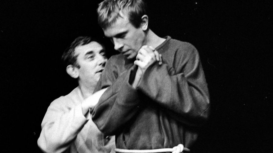 22.11.1967. Próba generalna „Dziadów” w Teatrze Narodowym reżyserii Kazimierza Dejmka. Na zdjęciu Gustaw Holoubek i Józef Duriasz .Fot. PAP/CAF/Mariusz Szyperko