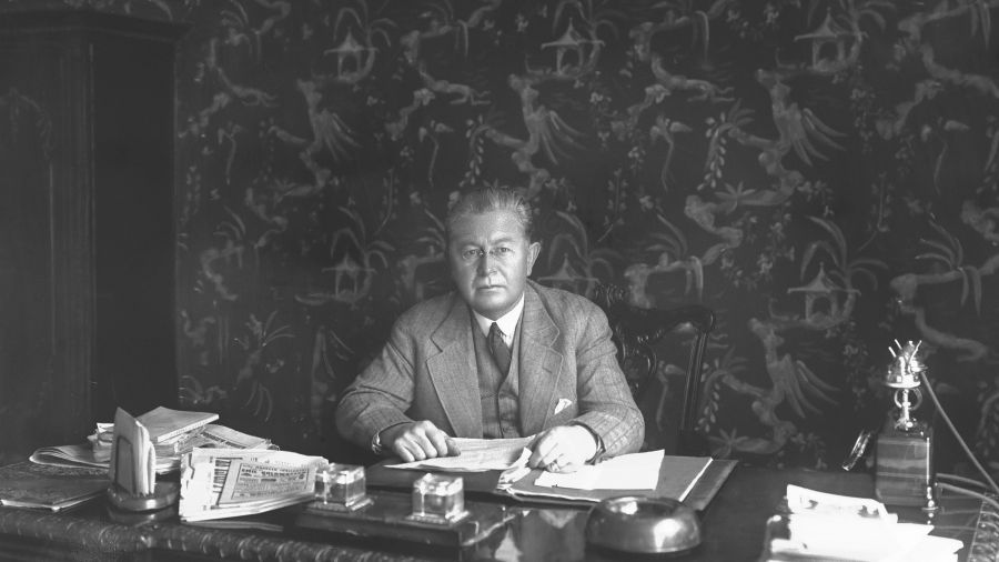 Marian Dąbrowski, redaktor naczelny Koncernu "Ilustrowanego Kuriera Codziennego" w swoim gabinecie w roku 1928. Fot. NAC/IKC