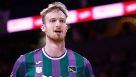 Aleksander Balcerowski w akcji podczas meczu Ligi Mistrzów FIBA – środkowy Unicaja Malaga zdobył 18 punktów przeciwko Mersin Sports, imponując skutecznością pod koszem i pewnością w grze ofensywnej. Jego dynamiczne wejścia pod tablicę oraz pewne rzuty z półdystansu były kluczowym elementem ofensywy hiszpańskiego zespołu. Balcerowski wyróżniał się także walecznością w obronie, utrudniając rywalom zdobywanie punktów i nadając drużynie energię w decydujących fragmentach spotkania (fot. Getty Images)