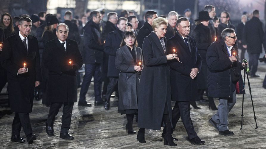 Prezydent RP Andrzej Duda (C) z małżonką Agatą Kornhauser-Dudą (C-L), Premier Czech Andrej Babis (L) oraz były więzień Marian Turski (P) podczas uroczystości zapalenia zniczy na terenie byłego obozu w Oświęcimiu, w ramach obchodów 75. rocznicy wyzwolenia niemieckiego nazistowskiego obozu koncentracyjnego i zagłady Auschwitz-Birkenau (fot. PAP/Łukasz Gągulski)