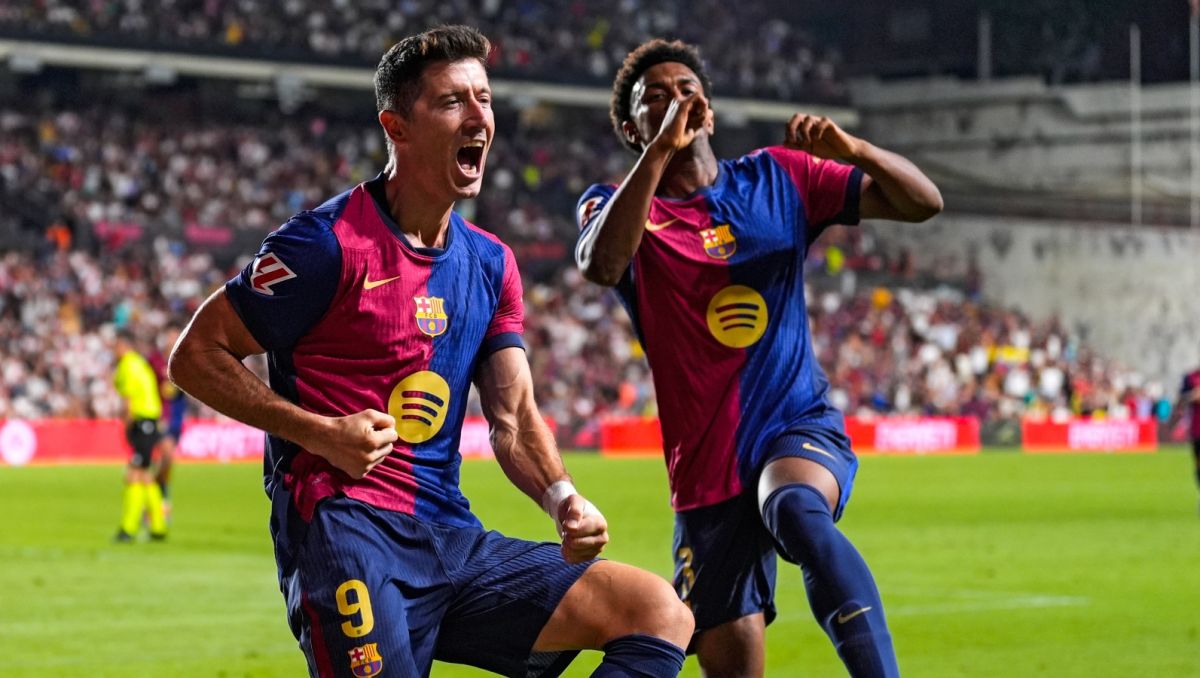 Radość Roberta Lewandowskiego po golu dla Barcelony (fot. Getty).