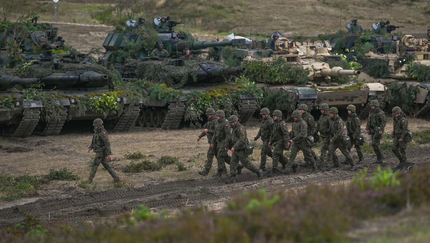 Amerykańskie czołgi Abrams i niemieckie Leopardy używane przez polskie wojsko w czasie ćwiczeń na poligonie w Nowej Dębie w woj. podkarpackim, we wrześniu 2022 roku. Fot. Artur Widak/NurPhoto via Getty Images 