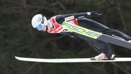 Kacper Tomasiak wygrał Letni Puchar Kontynentalny 2025 w skokach narciarskich, którego finał odbył się na skoczni w Klingenthal. W weekend w nagrodę, co zapowiedział już trener Maciej Maciusiak, 18-latek z Bielska-Białej zadebiutuje w Letnim Grand Prix. Na Vogtland Arena w Niemczech stanie obok liderów reprezentacji. I jeśli zaprezentuje się z dobrej strony, zapewne w Pucharze Świata też go zobaczymy. W końcu wywalczył dodatkowe miejsce dla Polski na te zawody (fot. PAP)
