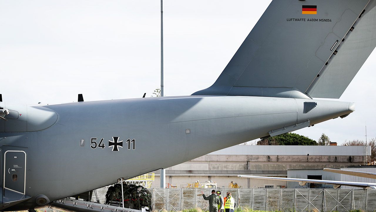 Wojsko użyje do transportu pacjentów wymagających intensywnej terapii dwóch specjalnych samolotów (fot. Pedro Fiúza/NurPhoto via Getty Images)