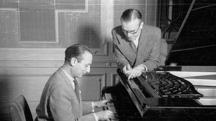 23 września 1939 Szpilman grał „na żywo” w ostatniej audycji Polskiego Radia utwory Chopina. Chwilę później niemieckie bomby spadły na elektrownię warszawską i rozgłośnia zamilkła. Sześć lat później pierwsza emisja Polskiego Radia zaczęła się od tych samych utworów granych przez Szpilmana. Na zdjęciu pianista w sierpniu 1946 z naczelnikiem Wydziału Muzycznego PR Romanem Jasińskim, w siedzibie rozgłośni w Alejach Ujazdowskich 31, w pałacu Róży Czetwertyńskiej. Fot. PAP/Stanisław Dąbrowiecki