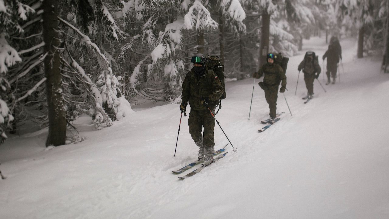Żołnierze doskonalili m.in. różne techniki poruszania się na nartach z rannym (fot. 3PBOT)