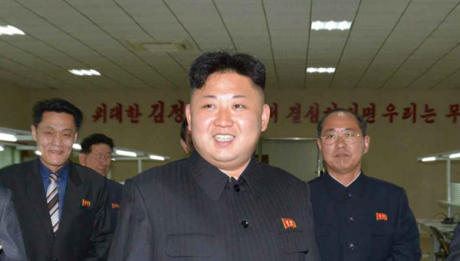 Kim Dzong Un ze swojej fryzury jest bardzo zadowolony (fot. PAP/EPA/KCNA)