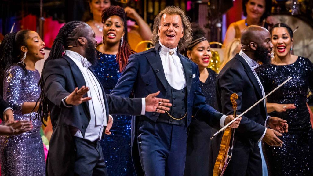 André Rieu w 1987 r. założył Johann Strauss Orchestra, która charakteryzuje się wyjątkowym stylem łączącym tradycję muzyki klasycznej z elementami widowiskowej rozrywki. Fot. Materiały prasowe/ TVP
