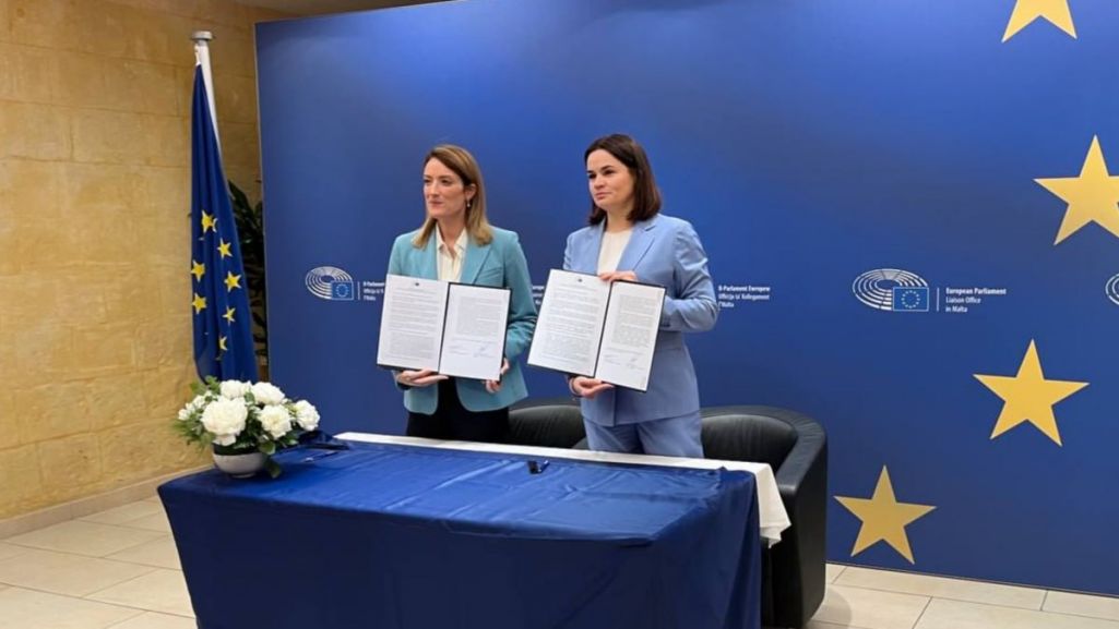 Кіраўніца АПКБ Святлана Ціханоўская і старшыня Еўрапейскага парламенту Рабэрта Мэтсаля падпісалі Ліст пра намер супрацы паміж беларускім дэмакратычным рухам і Еўрапейскім парламентам. (Фота: Аб’яднаны пераходны кабінет Беларусі / Telegram)