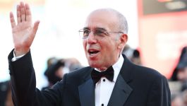 Na zdjęciu widzimy Giuseppe Tornatore, zdobywcę Oscara, podczas oficjalnej uroczystości, gdzie wybitni twórcy filmowi zostali wybrani do niesienia ognia olimpijskiego przed Igrzyskami 2026. Ubrany w elegancki smoking reżyser symbolicznie łączy świat kina z olimpijskimi wartościami, zapowiadając wyjątkową rolę laureatów Oscarów w nadchodzącym święcie sportu.